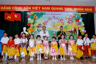 Các cháu thiếu nhi có hoàn cảnh khó khăn được nhận quà và vui Tết Trung thu.