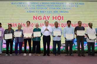 Tặng quà của Ban Chỉ đạo Trung ương cho các gia đình khó khăn tích cực tham gia phong trào bảo vệ an ninh Tổ quốc.