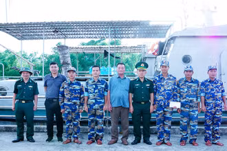 Thưởng nóng cho cán bộ chiến sĩ tàu tuần tra Hải đội 2 Biên phòng Sóc Trăng. 