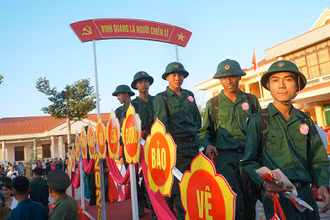 Thanh niên Sóc Trăng hăng hái lên đường bảo vệ Tổ quốc.