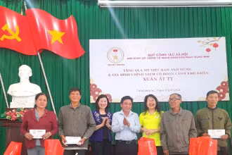 Lãnh đạo Sở Lao động, Thương binh và Xã hội Long An và Ban điều hành Quỹ công tác xã hội Anh hùng lực lượng vũ trang Nhân dân Phan Trọng Bình trao quà cho người có công. 