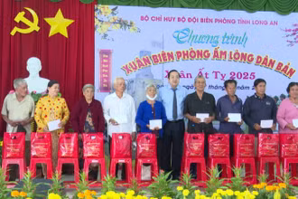Lãnh đạo tỉnh Long An trao quà Tết cho gia đình chính sách, hộ nghèo vùng biên giới.