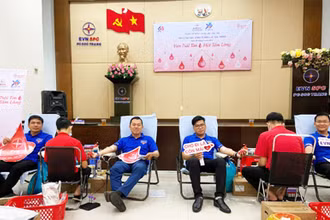 Đoàn viên thanh niên Sóc Trăng hăng hái tình nguyện hiến máu nhân đạo.