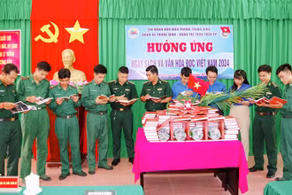 Giới thiệu sách cho cán bộ, chiến sĩ Biên phòng và đoàn viên thanh niên xã Trung Bình, thị trấn Trần Đề, huyện Trần Đề.