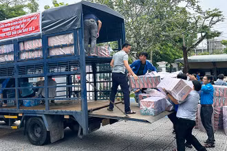 Vận chuyển hàng cứu trợ lên xe gửi ra miền bắc.