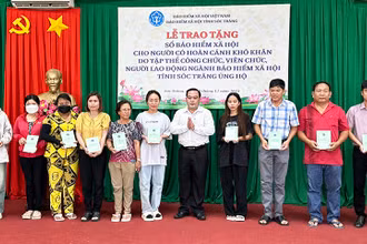 Phó Giám đốc BHXH tỉnh Sóc Trăng Lâm Thanh Thiên trao sổ BHXH cho các hộ khó khăn.
