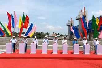 Lãnh đạo tỉnh Sóc Trăng và Trung ương thực hiện nghi thức khánh thành cống âu Rạch Mọp.