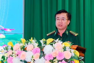 Đại tá Nguyễn Trìu Mến, Chính ủy Bộ đội Biên phòng tỉnh Sóc Trăng phát biểu tại buổi gặp mặt. 
