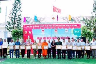 Trao giấy khen của Bộ Chỉ huy Bộ đội Biên phòng tỉnh Sóc Trăng cho các tập thể, cá nhân huyện Trần Đề.