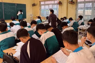 Học sinh lớp 12 Trường THPT Trần Quang Khải (huyện Khoái Châu, tỉnh Hưng Yên) đang ôn thi tốt nghiệp trung học phổ thông.