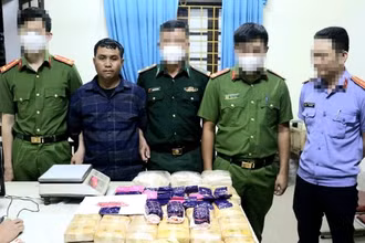 Ảnh minh họa: Đối tượng Xayyasone Xay cùng số ma túy bị bắt giữ.