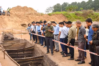 Các cán bộ khảo cổ trao đổi về hiện vật phát hiện trong quá trình khai quật. 