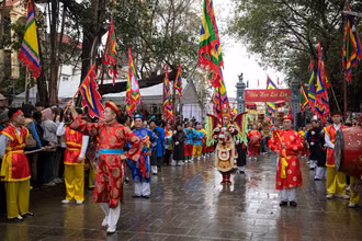 Hội làng Thổ Hà (Bắc Giang) là sự kiện văn hóa đặc sắc, được tổ chức từ ngày 20 đến ngày 22 tháng Giêng hằng năm. Lễ hội Thổ Hà là dịp để người dân tỏ lòng biết ơn đối với vị sư tổ nghề Đào Trí Tiến người đã có công truyền nghề gốm cho nhân dân trong làng vào thế kỷ thứ XII.