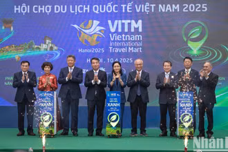Các đại biểu ấn nút khai mạc Hội chợ Du lịch Quốc tế VITM Hà Nội 2025.
