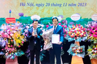 Giám đốc Đại học Quốc gia Hà Nội Lê Quân (bên trái) trao quyết định bổ nhiệm chức vụ Phó Hiệu trưởng Trường đại học Y Dược, Đại học Quốc gia Hà Nội cho Giám đốc Bệnh viện Bạch Mai Đào Xuân Cơ.