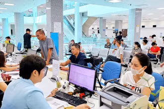 Công dân đến làm việc tại Trung tâm Phục vụ hành chính công tỉnh Quảng Ninh. (Ảnh QUANG THỌ)
