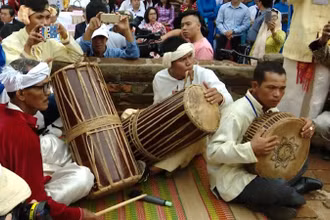 Biểu diễn trống paranưng trong một sự kiện văn hóa của đồng bào Chăm (Ảnh NX)