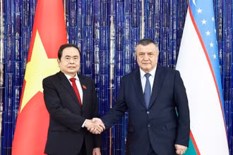 Chủ tịch Hạ viện Uzbekistan Nuriddinjon Ismailov và Chủ tịch Quốc hội Trần Thanh Mẫn. (Ảnh: DOÃN TẤN/TTXVN)