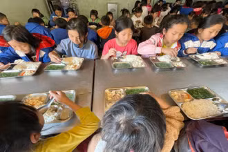 Những bữa cơm bán trú làm ấm lòng học trò ở Mường Tè, giúp các em yên tâm học tập.