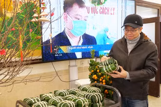 Đại sứ Việt Nam tại Trung Quốc Phạm Thanh Bình tại chương trình gói bánh chưng đón Xuân Ất Tỵ 2025 tại Bắc Kinh, Trung Quốc (Ảnh HỮU HƯNG - HỒ QUÂN)