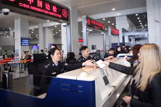 Du khách nước ngoài làm thủ tục nhập cảnh tại một sân bay ở Trung Quốc. (Ảnh: China daily)