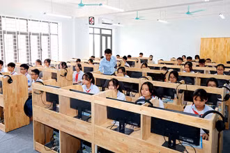 Trường trung học cơ sở Vĩnh Tường, tỉnh Vĩnh Phúc được đầu tư xây dựng khang trang, hiện đại, đáp ứng yêu cầu đổi mới giáo dục. (Ảnh MINH HƯỜNG)