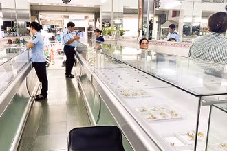 Lực lượng chức năng kiểm tra cửa hàng kinh doanh vàng trên địa bàn Thành phố Hồ Chí Minh.