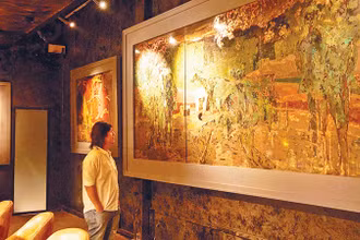 Không gian trưng bày tác phẩm hội họa ở Art bar Việt Nam. (Ảnh HK)