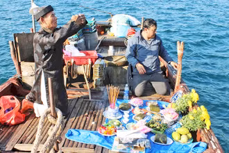Ngư dân làng Mân Thái cúng biển đầu năm. (Ảnh Huỳnh Văn Mười)
