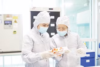 Cán bộ, giảng viên Đại học Quốc gia Thành phố Hồ Chí Minh trong giờ nghiên cứu.