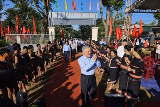 Phó Thủ tướng Thường trực Chính phủ Nguyễn Hòa Bình dự Ngày hội Đại Đoàn kết với dân làng Ia Nueng, xã Biển Hồ, thành phố Pleiku, tỉnh Gia Lai.