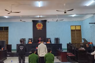 Bị cáo Nguyễn Duy Sâm (áo khoác đen) và bị cáo Bùi Viết Minh Quân tại phiên tòa.