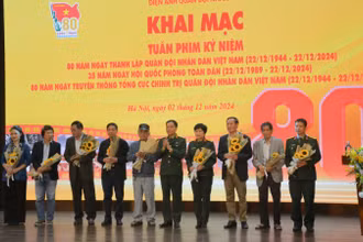 Thiếu tướng Trần Ngọc Anh, Phó Bí thư Đảng ủy Cơ quan Tổng cục Chính trị, Cục trưởng Cục Chính trị tặng hoa đại diện các đoàn làm phim.