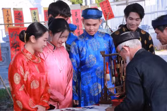 "Vũ khúc mưa xuân" có sự tham gia của các bạn trẻ yêu văn hóa Việt.