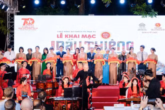 Lễ cắt băng khai mạc triển lãm "Dấu thiêng" của họa sĩ Chu Nhật Quang.