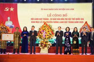 Lễ hội làng Bát Tràng được công nhận là Di sản văn hóa phi vật thể quốc gia.