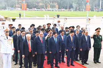 Các đồng chí lãnh đạo, nguyên lãnh đạo Đảng, Nhà nước vào Lăng viếng Chủ tịch Hồ Chí Minh. (Ảnh ĐĂNG KHOA)