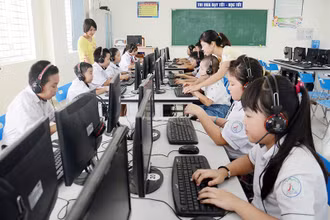 Học sinh Trường tiểu học Khu đô thị Sài Đồng (Hà Nội) trong giờ học môn Tin học. (Ảnh THU HÀ)