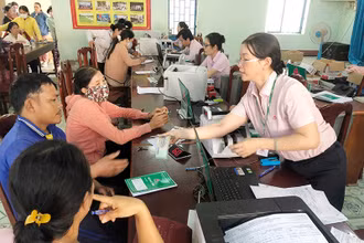 Hướng dẫn hộ nghèo, đối tượng chính sách vay vốn tại điểm giao dịch xã Phước Hậu, huyện Ninh Phước, tỉnh Ninh Thuận.