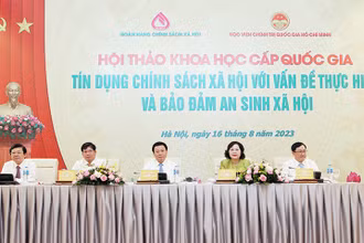 Các đại biểu chủ trì hội thảo về tín dụng chính sách xã hội.