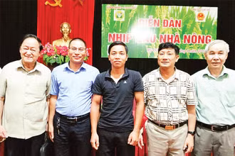 Anh Bùi Văn Thuyết (người thứ ba từ trái sang) tham gia diễn đàn "Nhịp cầu nhà nông".