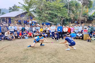 Bà con các dân tộc xã Na Mèo, huyện Quan Sơn, tỉnh Thanh Hóa tham gia các trò chơi dân gian tại Ngày hội Biên phòng toàn dân năm 2025. (Ảnh VIẾT LAM)