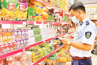 Lực lượng quản lý thị trường kiểm tra, giám sát hàng hóa lưu thông trên thị trường. (Ảnh Cục Quản lý thị trường Thành phố Hồ Chí Minh)