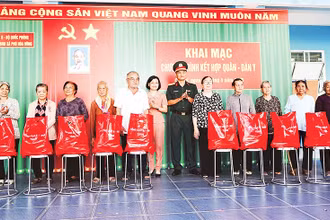 Cấp ủy, chính quyền xã Phú Hòa Đông (huyện Củ Chi, Thành phố Hồ Chí Minh) cùng Tổng cục II (Bộ Quốc phòng) phối hợp Bộ Tư lệnh Thành phố Hồ Chí Minh (Quân khu 7) trao quà cho gia đình chính sách trên địa bàn huyện Củ Chi.