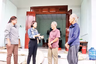 Cán bộ huyện Krông Bông và thị trấn Krông Kmar cùng vợ chồng ông Mai Văn Trung trước ngôi nhà mới có một phần kinh phí từ Quỹ tiết kiệm làm theo lời Bác.