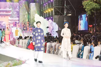 Các người mẫu trình diễn áo dài trong Lễ hội Áo dài Thành phố Hồ Chí Minh lần thứ 11, năm 2025.