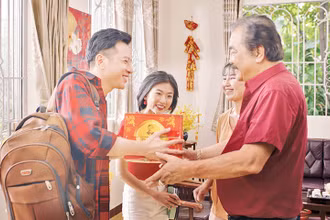 Dr Thanh là vị CEO đầu tiên của doanh nghiệp Việt tham gia đóng MV quảng cáo Tết khiến người xem bất ngờ.