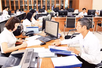 Cán bộ Trung tâm hành chính công tỉnh Thái Bình hỗ trợ người dân giải quyết thủ tục hành chính. (Ảnh THẾ DUYỆT) 