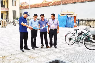 Giám sát việc xây dựng nhà văn hóa ở thôn Đoài, xã Kim Nỗ, huyện Đông Anh.
