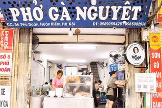 Quán phở gà Nguyệt ở phố Phủ Doãn, quận Hoàn Kiếm nổi tiếng thơm ngon.